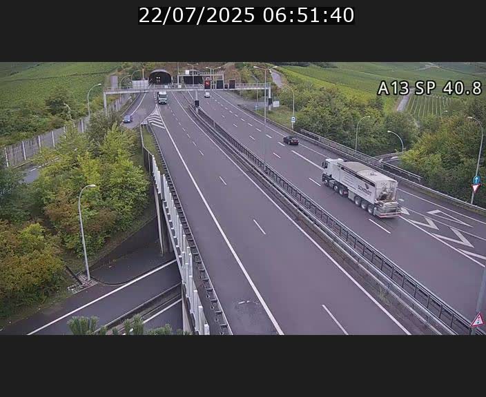 Webcam avec vue sur l'entrée côté allemand du tunnel Markusbierg à Schengen. Vue orientée vers le tunnel et Bettembourg