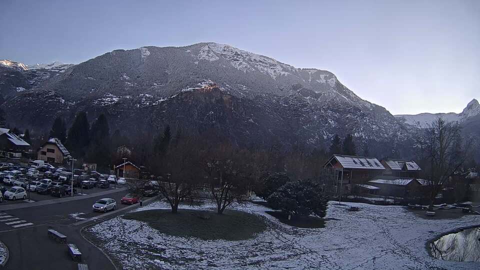 Webcam au niveau de la mairie du village du Bourg d'Oisans, aux pieds de l'Alpe d'Huez et aux portes du parc des Écrins