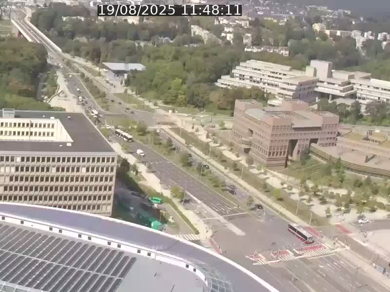 Webcam sur l'avenue John Fitzgerald Kennedy (N51) avec vue sur le Pont rouge (Pont Grande Duchesse Charlotte), l'arrêt Pfaffenthal et l'entrée du quartier Kirchberg