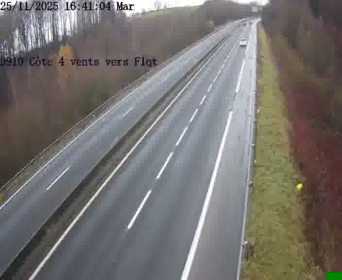 Webcam sur la D910 située dans la Côte des 4 vents. Vue orientée vers le haut de la côte, vers Faulquemont