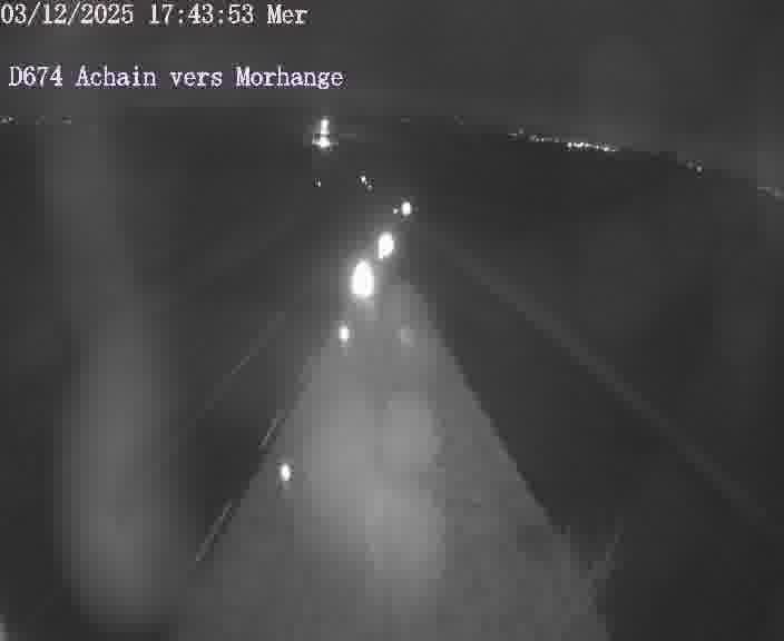 Caméra de trafic sur D674 (France) à Achain, orientée vers Morhange, permettant d’évaluer fluidité, incidents et densité automobile.
