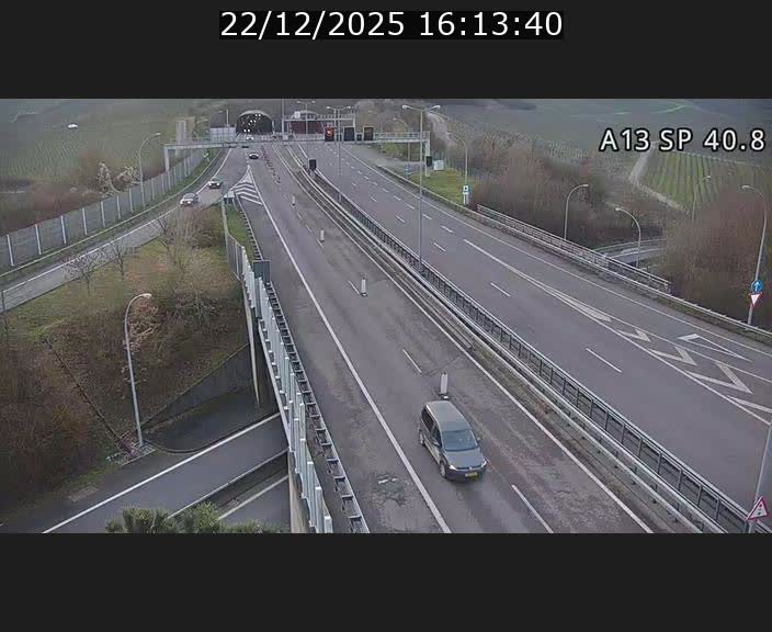 Webcam avec vue sur l'entrée côté allemand du tunnel Markusbierg à Schengen. Vue orientée vers le tunnel et Bettembourg