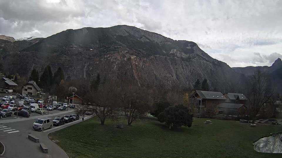 Webcam au niveau de la mairie du village du Bourg d'Oisans, aux pieds de l'Alpe d'Huez et aux portes du parc des Écrins