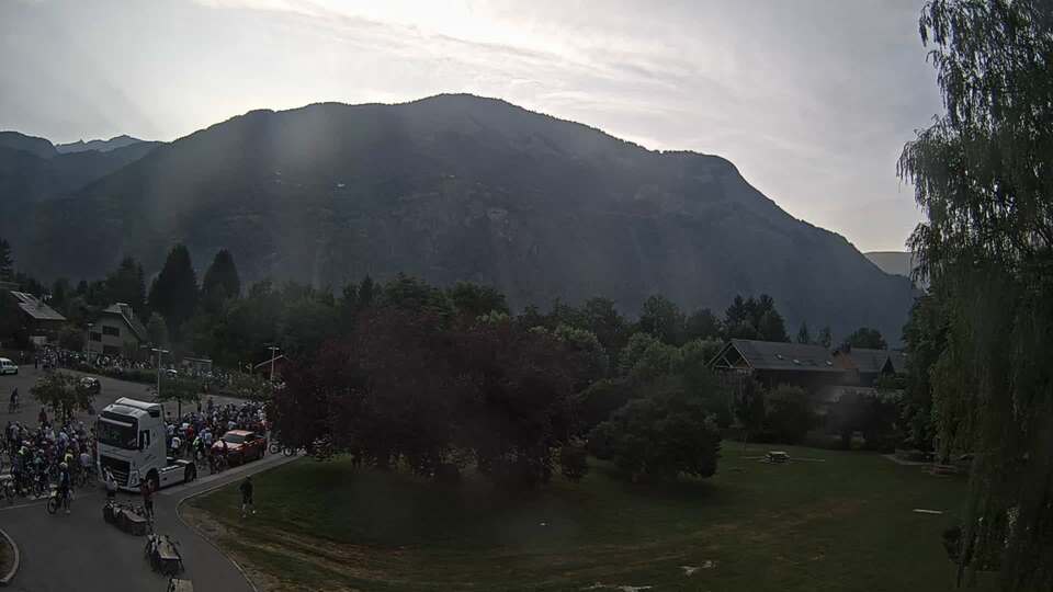 Webcam au niveau de la mairie du village du Bourg d'Oisans, aux pieds de l'Alpe d'Huez et aux portes du parc des Écrins