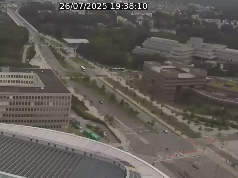 Webcam sur l'avenue John Fitzgerald Kennedy (N51) avec vue sur le Pont rouge (Pont Grande Duchesse Charlotte), l'arrêt Pfaffenthal et l'entrée du quartier Kirchberg