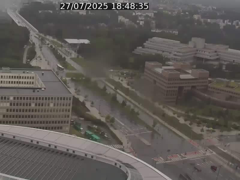 Webcam sur l'avenue John Fitzgerald Kennedy (N51) avec vue sur le Pont rouge (Pont Grande Duchesse Charlotte), l'arrêt Pfaffenthal et l'entrée du quartier Kirchberg
