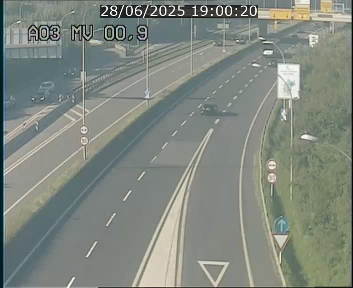 Traffic live webcam Luxembourg Croix de Gasperich - A3 - BK 0.4 - direction Luxembourg