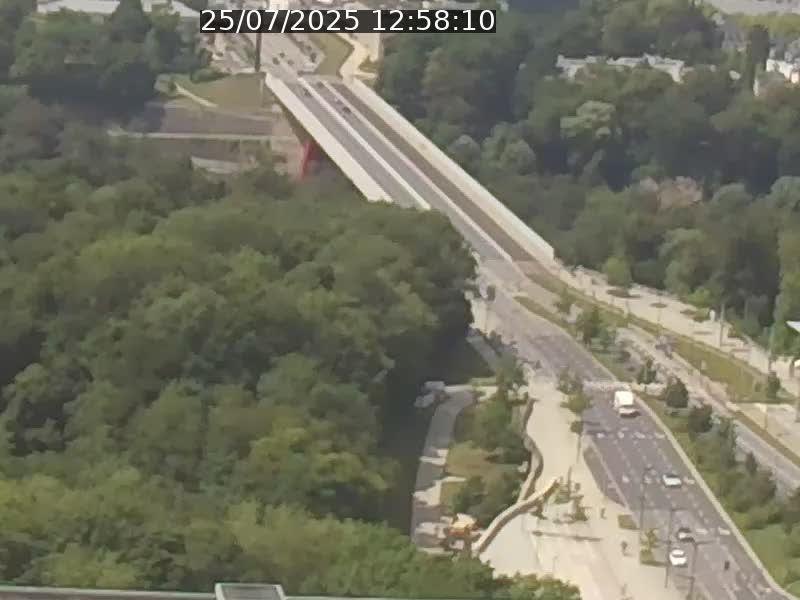 Webcam sur l'avenue John Fitzgerald Kennedy (N51) avec vue sur le Pont rouge (Pont Grande Duchesse Charlotte), l'arrêt Pfaffenthal et l'entrée du quartier Kirchberg