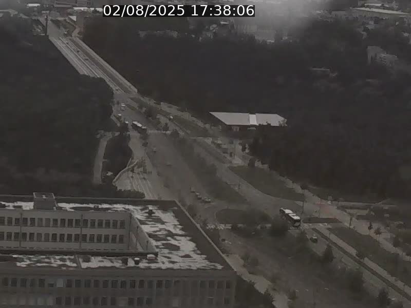 Webcam sur l'avenue John Fitzgerald Kennedy (N51) avec vue sur le Pont rouge (Pont Grande Duchesse Charlotte), l'arrêt Pfaffenthal et l'entrée du quartier Kirchberg