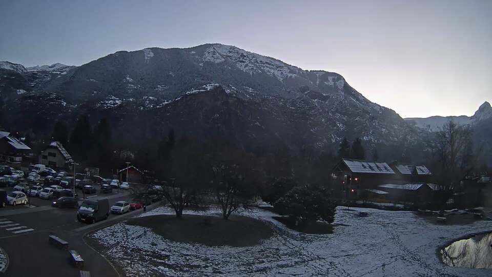Webcam au niveau de la mairie du village du Bourg d'Oisans, aux pieds de l'Alpe d'Huez et aux portes du parc des Écrins
