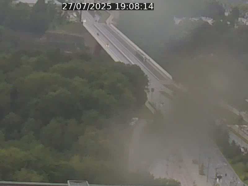 Webcam sur l'avenue John Fitzgerald Kennedy (N51) avec vue sur le Pont rouge (Pont Grande Duchesse Charlotte), l'arrêt Pfaffenthal et l'entrée du quartier Kirchberg