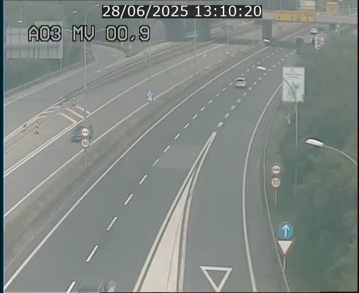 Traffic live webcam Luxembourg Croix de Gasperich - A3 - BK 0.4 - direction Luxembourg