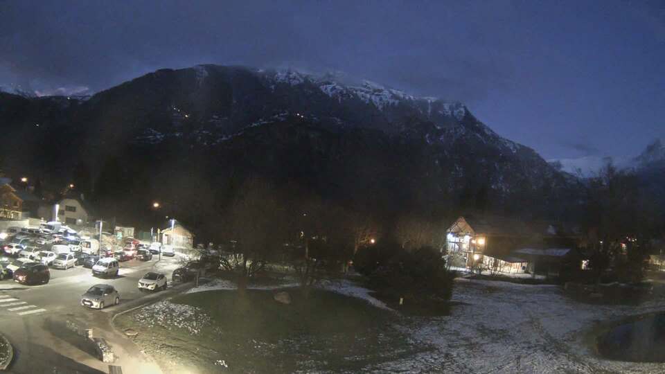 Webcam au niveau de la mairie du village du Bourg d'Oisans, aux pieds de l'Alpe d'Huez et aux portes du parc des Écrins