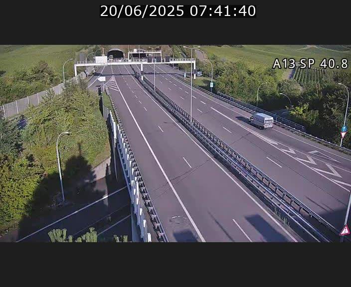 Webcam avec vue sur l'entrée côté allemand du tunnel Markusbierg à Schengen. Vue orientée vers le tunnel et Bettembourg