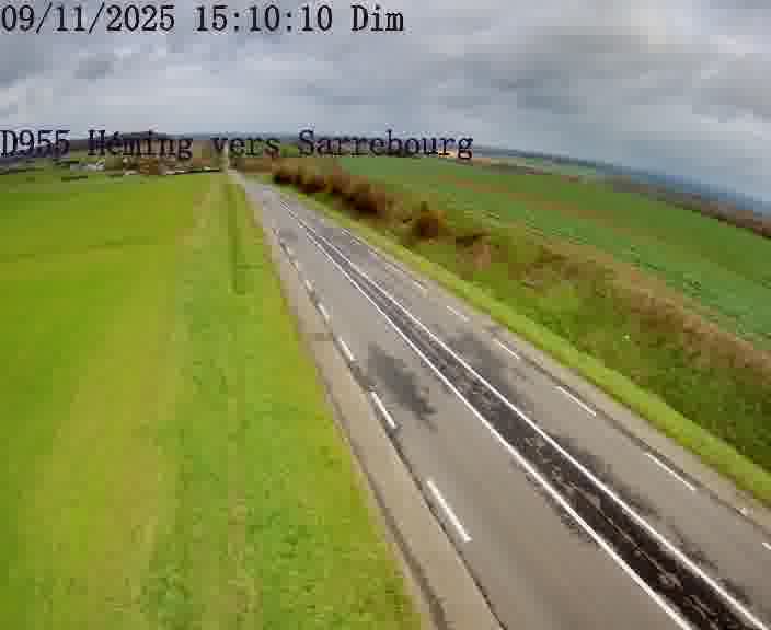 Caméra routière située sur D955 (France) à Heming, orientée vers Sarrebourg, surveillant en continu la circulation locale et régionale.