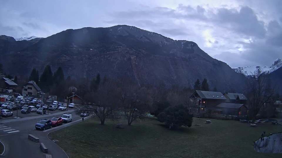 Webcam au niveau de la mairie du village du Bourg d'Oisans, aux pieds de l'Alpe d'Huez et aux portes du parc des Écrins