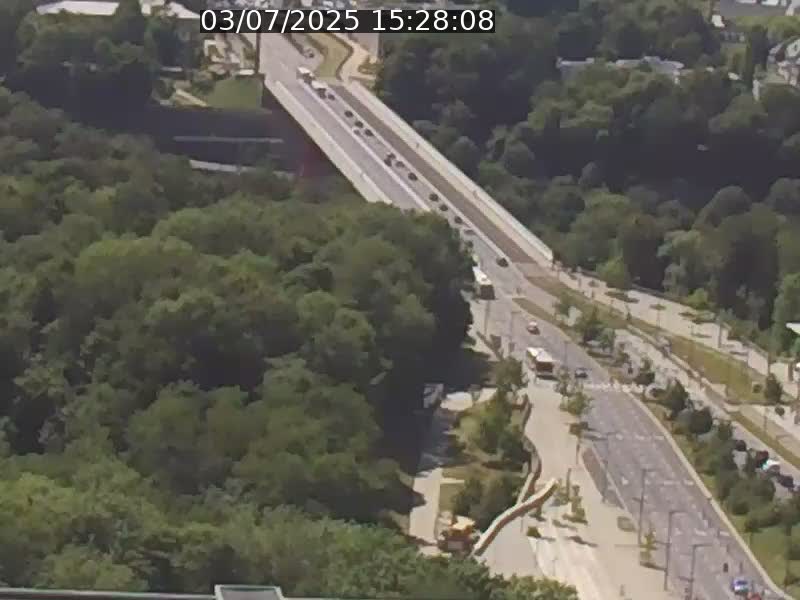 Webcam sur l'avenue John Fitzgerald Kennedy (N51) avec vue sur le Pont rouge (Pont Grande Duchesse Charlotte), l'arrêt Pfaffenthal et l'entrée du quartier Kirchberg