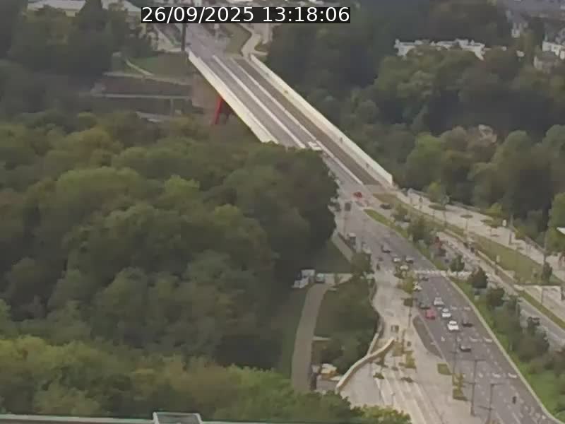 Webcam sur l'avenue John Fitzgerald Kennedy (N51) avec vue sur le Pont rouge (Pont Grande Duchesse Charlotte), l'arrêt Pfaffenthal et l'entrée du quartier Kirchberg