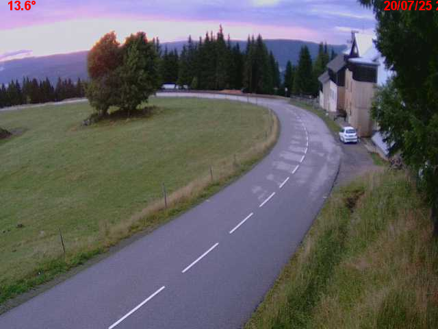 Webcam en haut du col du Ballon d'Alsace sur la D465 à 1075 mètres d'altitude dans les Vosges