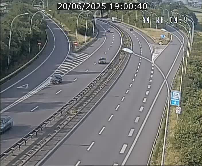 Traffic live webcam Luxembourg Leudelange - A4 - BK 4.9 - direction Luxembourg