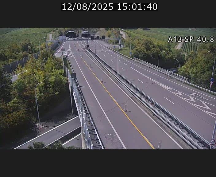 Webcam avec vue sur l'entrée côté allemand du tunnel Markusbierg à Schengen. Vue orientée vers le tunnel et Bettembourg