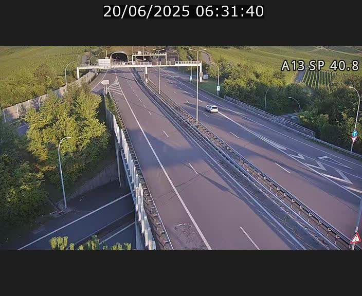 Webcam avec vue sur l'entrée côté allemand du tunnel Markusbierg à Schengen. Vue orientée vers le tunnel et Bettembourg