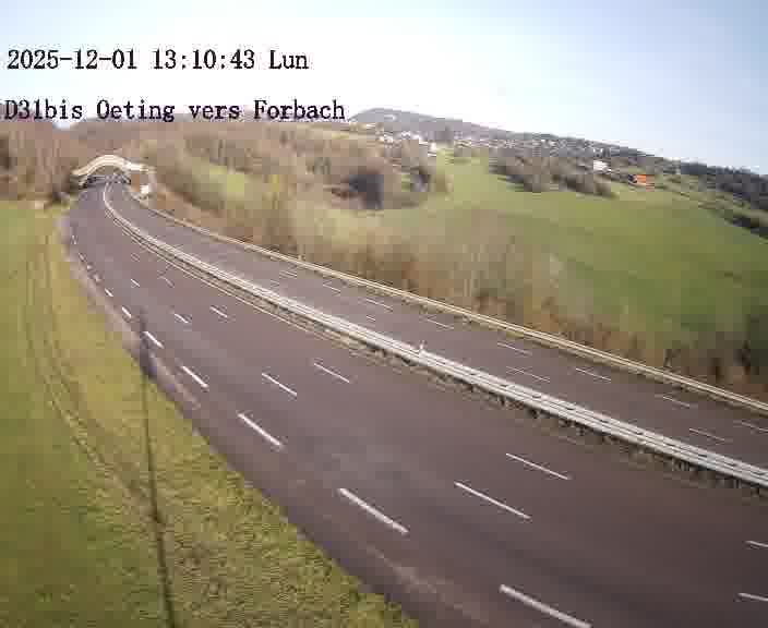 Caméra routière située sur D31bis (France) à Oeting, orientée vers Forbach, surveillant en continu la circulation locale et régionale.