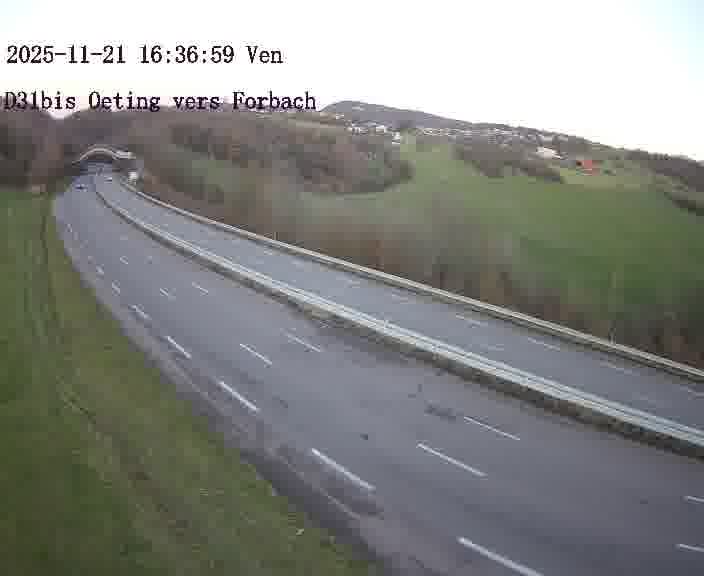 Caméra routière située sur D31bis (France) à Oeting, orientée vers Forbach, surveillant en continu la circulation locale et régionale.