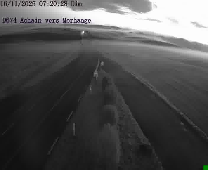Caméra de trafic sur D674 (France) à Achain, orientée vers Morhange, permettant d’évaluer fluidité, incidents et densité automobile.