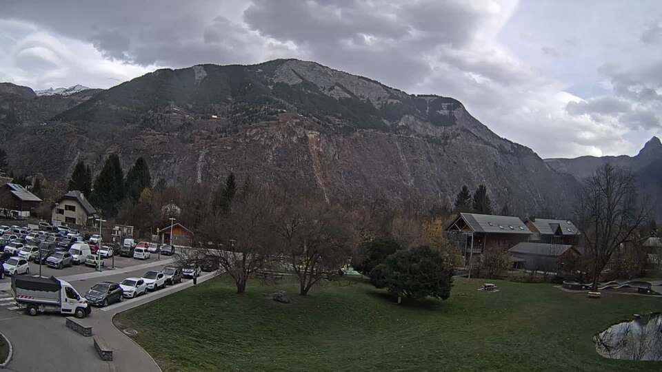 Webcam au niveau de la mairie du village du Bourg d'Oisans, aux pieds de l'Alpe d'Huez et aux portes du parc des Écrins