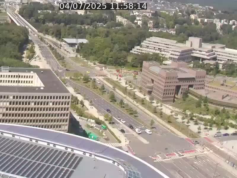 Webcam sur l'avenue John Fitzgerald Kennedy (N51) avec vue sur le Pont rouge (Pont Grande Duchesse Charlotte), l'arrêt Pfaffenthal et l'entrée du quartier Kirchberg