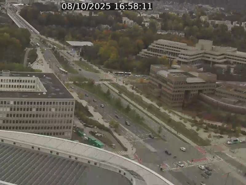 Webcam sur l'avenue John Fitzgerald Kennedy (N51) avec vue sur le Pont rouge (Pont Grande Duchesse Charlotte), l'arrêt Pfaffenthal et l'entrée du quartier Kirchberg