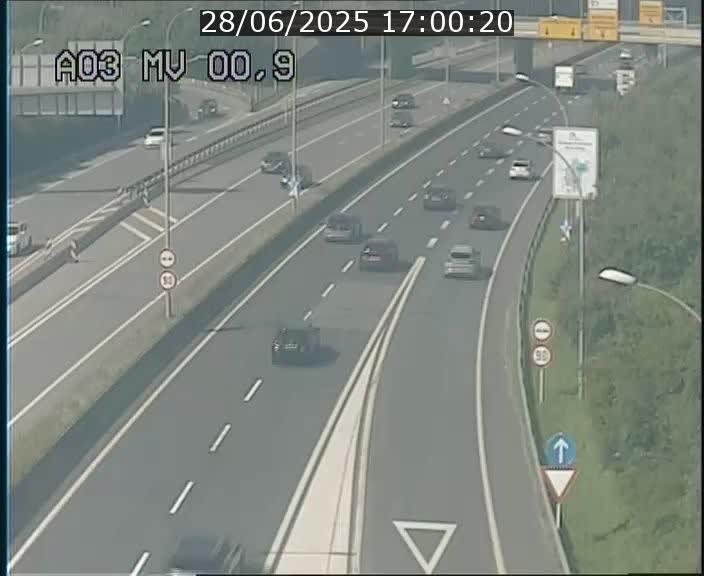 Traffic live webcam Luxembourg Croix de Gasperich - A3 - BK 0.4 - direction Luxembourg