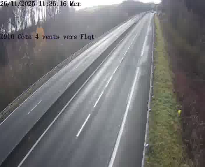 Webcam sur la D910 située dans la Côte des 4 vents. Vue orientée vers le haut de la côte, vers Faulquemont