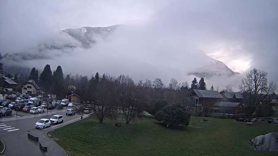 Webcam au niveau de la mairie du village du Bourg d'Oisans, aux pieds de l'Alpe d'Huez et aux portes du parc des Écrins