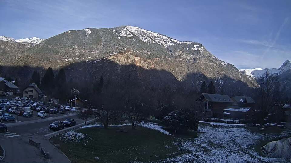 Webcam au niveau de la mairie du village du Bourg d'Oisans, aux pieds de l'Alpe d'Huez et aux portes du parc des Écrins