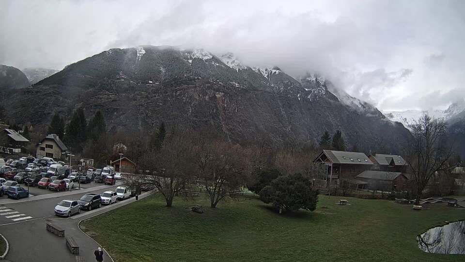 Webcam au niveau de la mairie du village du Bourg d'Oisans, aux pieds de l'Alpe d'Huez et aux portes du parc des Écrins