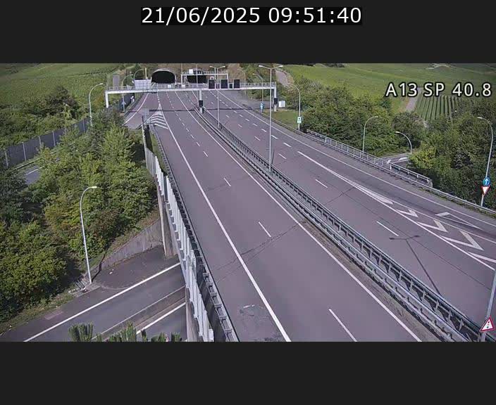 Webcam avec vue sur l'entrée côté allemand du tunnel Markusbierg à Schengen. Vue orientée vers le tunnel et Bettembourg