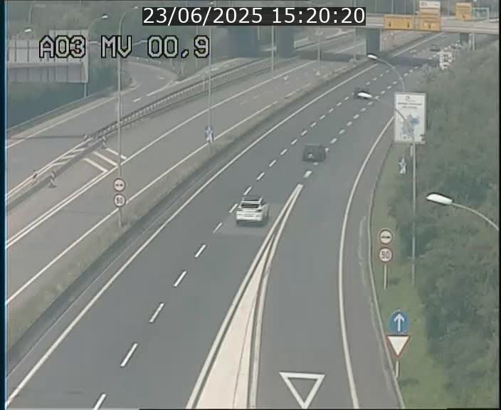 Traffic live webcam Luxembourg Croix de Gasperich - A3 - BK 0.4 - direction Luxembourg