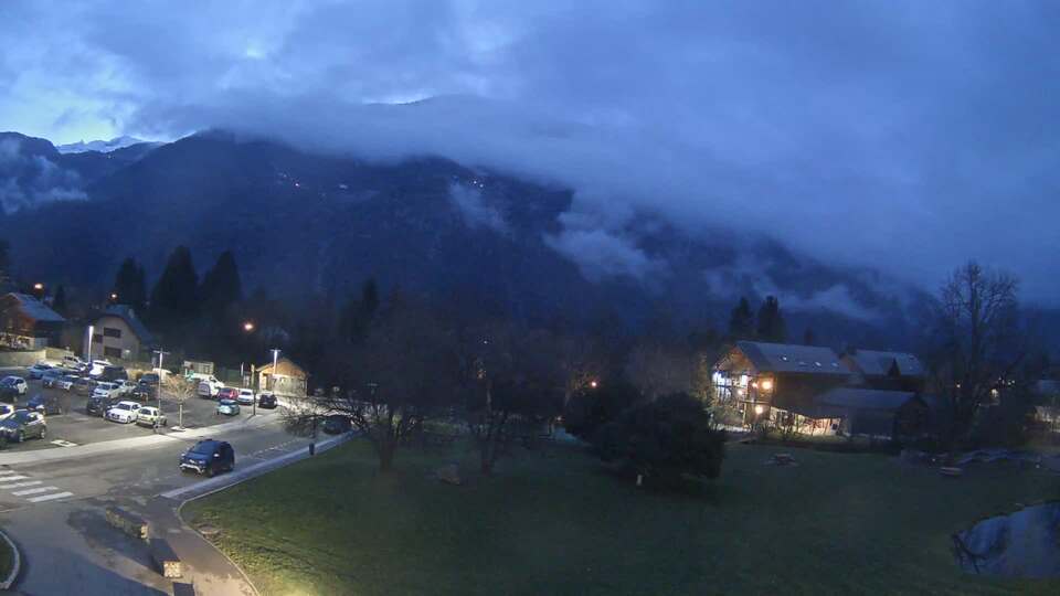 Webcam au niveau de la mairie du village du Bourg d'Oisans, aux pieds de l'Alpe d'Huez et aux portes du parc des Écrins