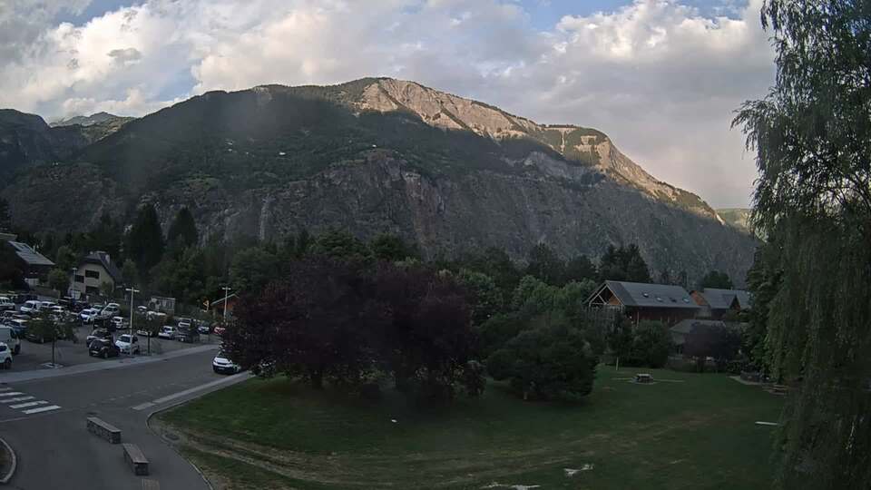 Webcam au niveau de la mairie du village du Bourg d'Oisans, aux pieds de l'Alpe d'Huez et aux portes du parc des Écrins