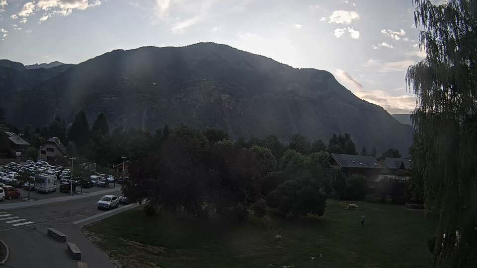 Webcam au niveau de la mairie du village du Bourg d'Oisans, aux pieds de l'Alpe d'Huez et aux portes du parc des Écrins