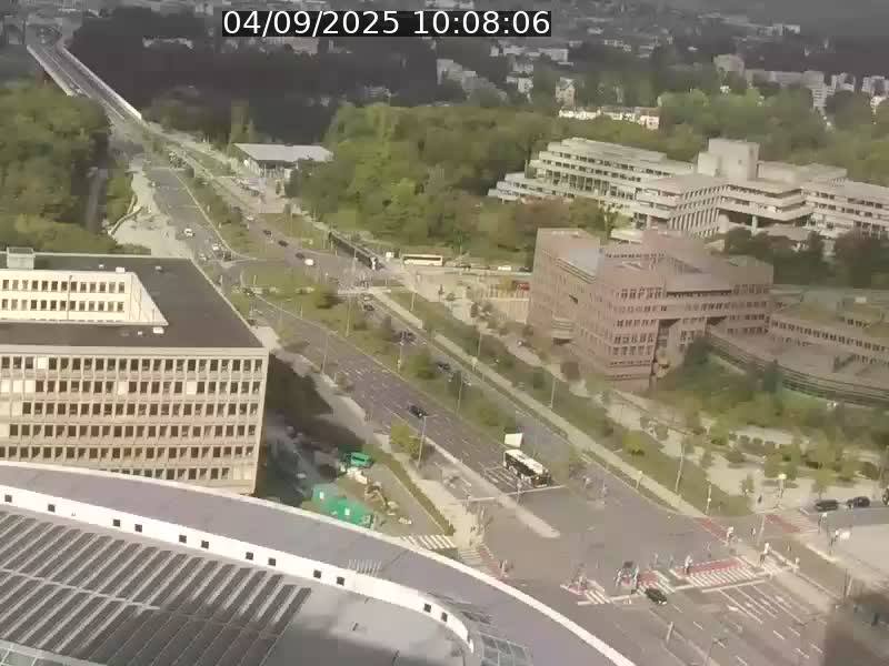 Webcam sur l'avenue John Fitzgerald Kennedy (N51) avec vue sur le Pont rouge (Pont Grande Duchesse Charlotte), l'arrêt Pfaffenthal et l'entrée du quartier Kirchberg