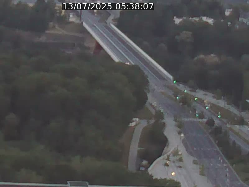 Webcam sur l'avenue John Fitzgerald Kennedy (N51) avec vue sur le Pont rouge (Pont Grande Duchesse Charlotte), l'arrêt Pfaffenthal et l'entrée du quartier Kirchberg
