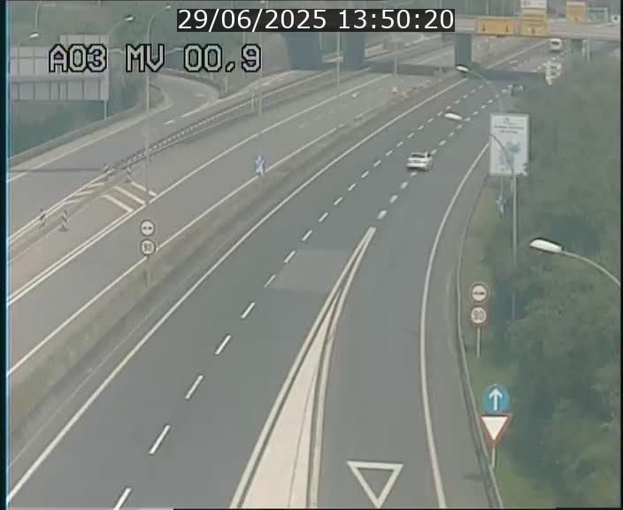 Traffic live webcam Luxembourg Croix de Gasperich - A3 - BK 0.4 - direction Luxembourg