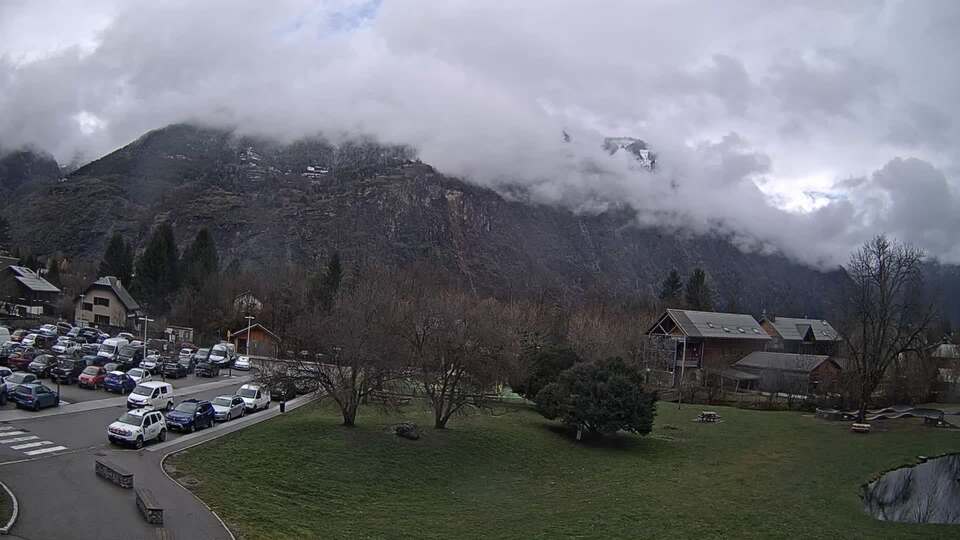 Webcam au niveau de la mairie du village du Bourg d'Oisans, aux pieds de l'Alpe d'Huez et aux portes du parc des Écrins