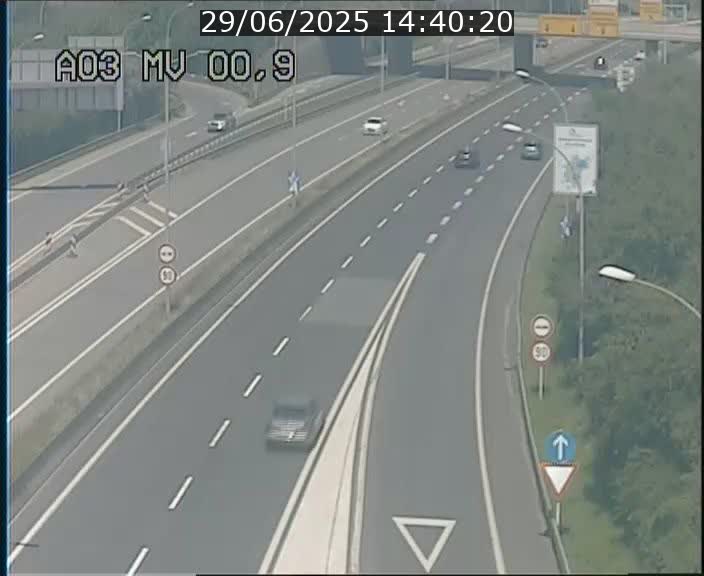 Traffic live webcam Luxembourg Croix de Gasperich - A3 - BK 0.4 - direction Luxembourg