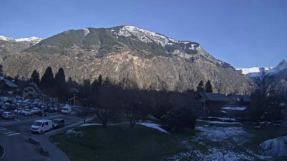 Webcam au niveau de la mairie du village du Bourg d'Oisans, aux pieds de l'Alpe d'Huez et aux portes du parc des Écrins