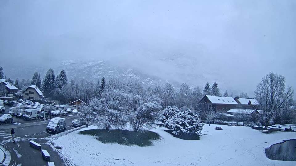 Webcam au niveau de la mairie du village du Bourg d'Oisans, aux pieds de l'Alpe d'Huez et aux portes du parc des Écrins