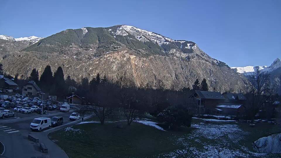 Webcam au niveau de la mairie du village du Bourg d'Oisans, aux pieds de l'Alpe d'Huez et aux portes du parc des Écrins